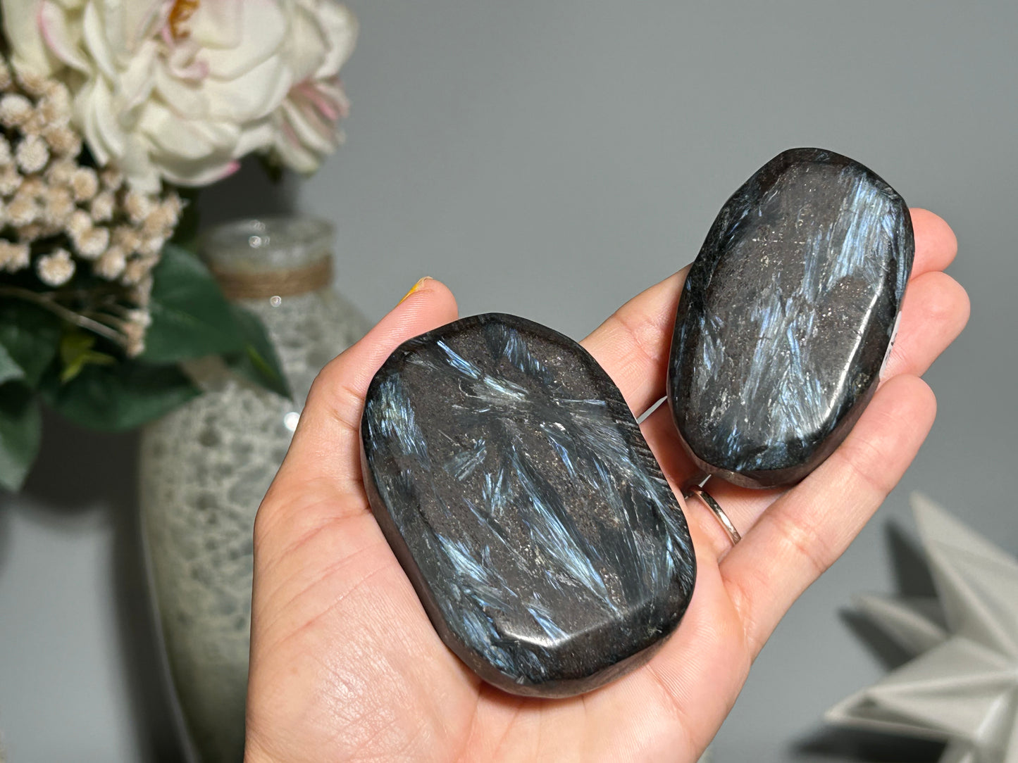 Grade A Anthophyllite Palm Stone