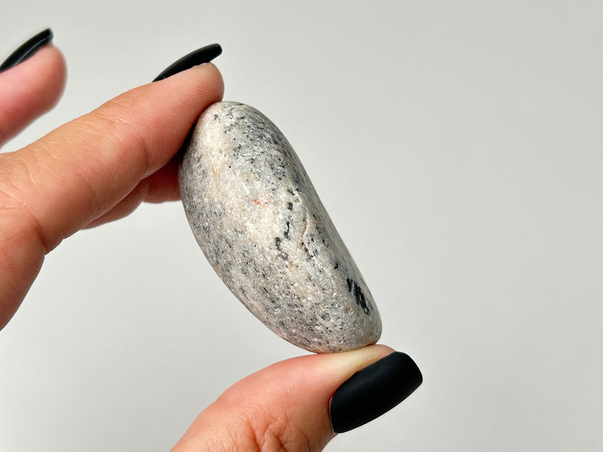 Yooperlite Pebble (1.9", 47mm)