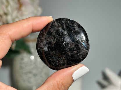 Grade B/C Anthophyllite Flat Palm Stone