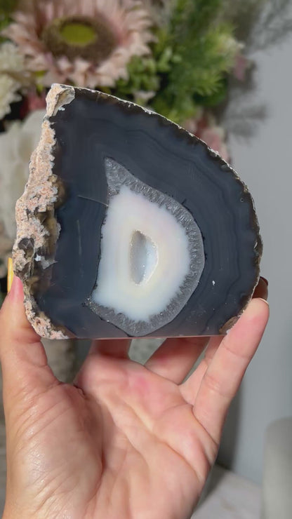 Agate Geode (3.8", 96mm)